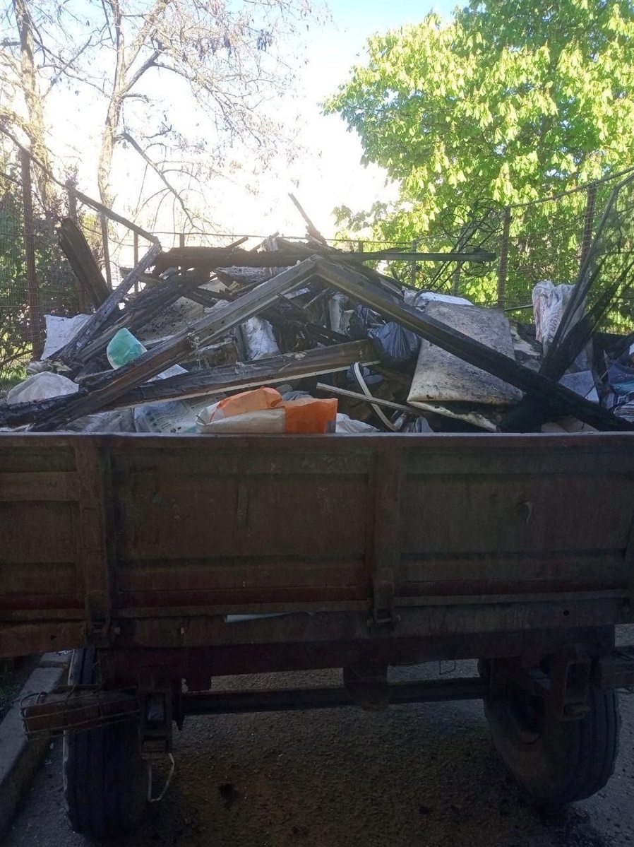 Сміття після пожежі у багатоповерхівці у Теплодарі