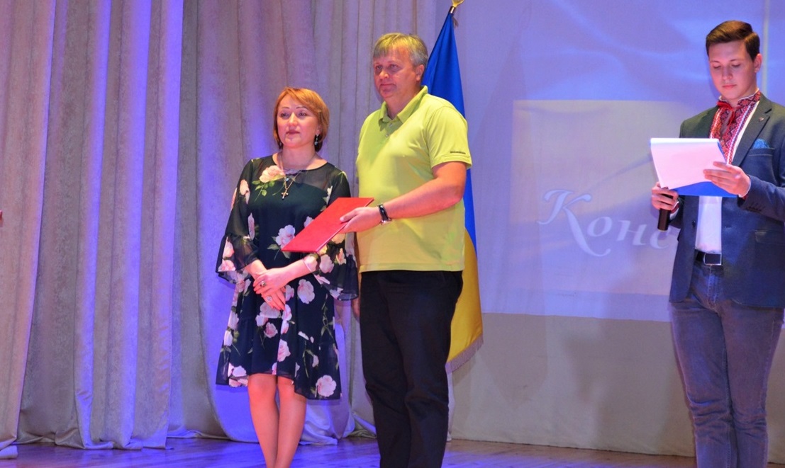 Під час церемонії до Дня Конституції, Біляївка. Депутатка Марина Зінченко нагороджує Миколу Чорного 