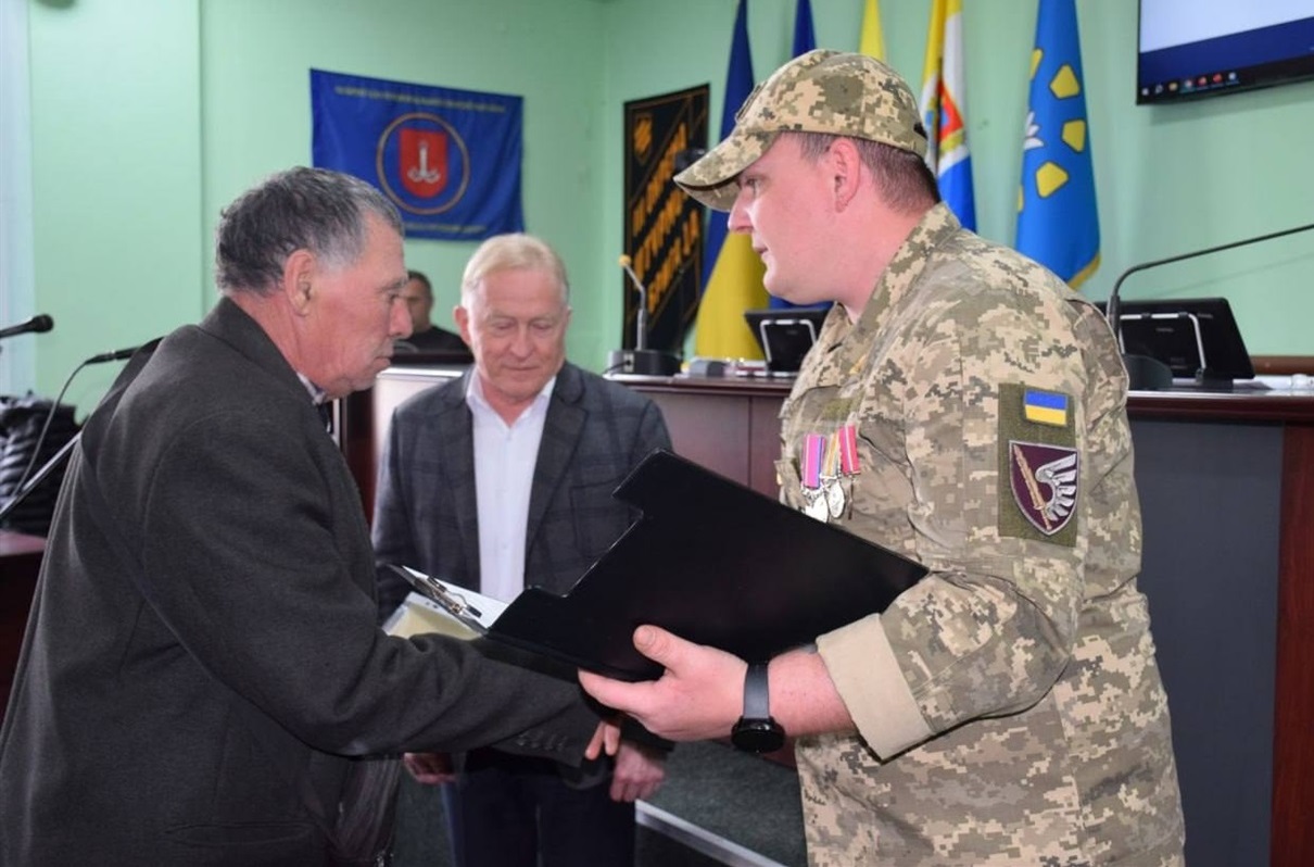 Батько загиблого захисника Костянтина Лупєки отримав відзнаку сина