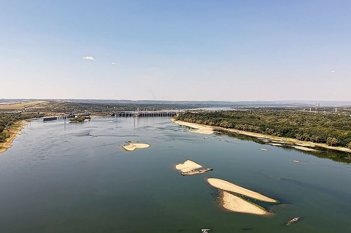 Затонулі корпуси нацистських військових кораблів часів Другої світової війни, які виявили через обміління Дунаю поблизу Прахово, Сербія