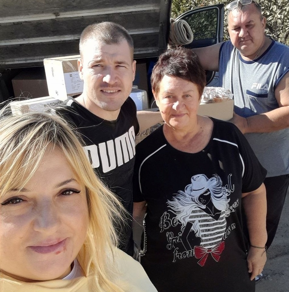 Світлана з чоловіком та волонтерами ГО "Біляївська самооборона"