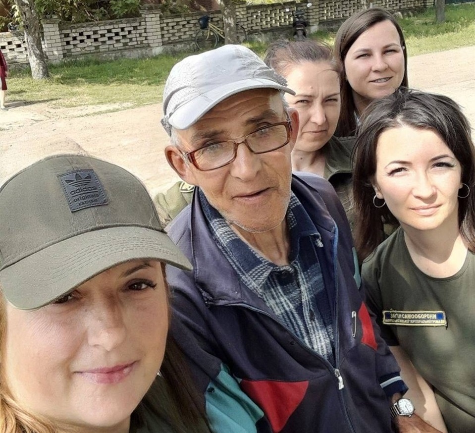Волонтерки з чоловіком з Бідляївки, який був в'язнем катівні