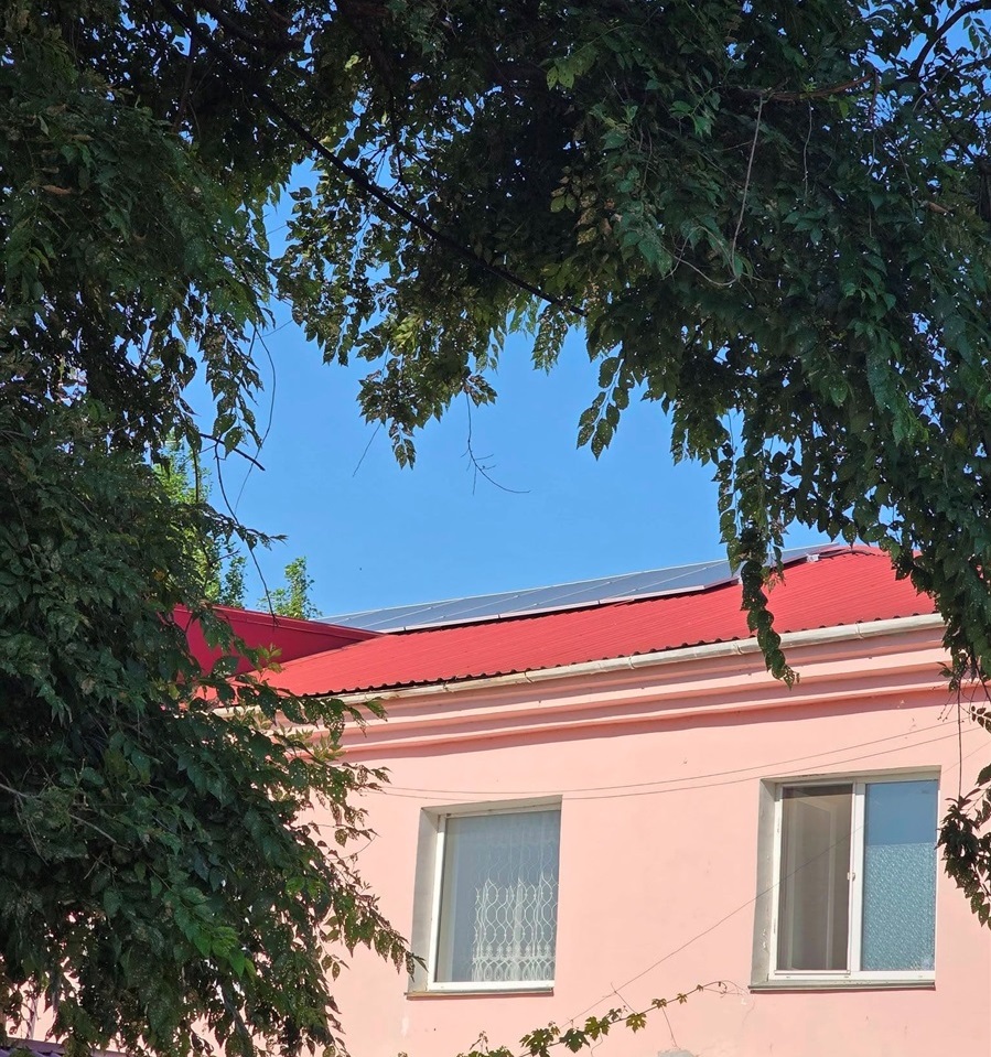 Сонячні панелі на даху готелю "Спутник"