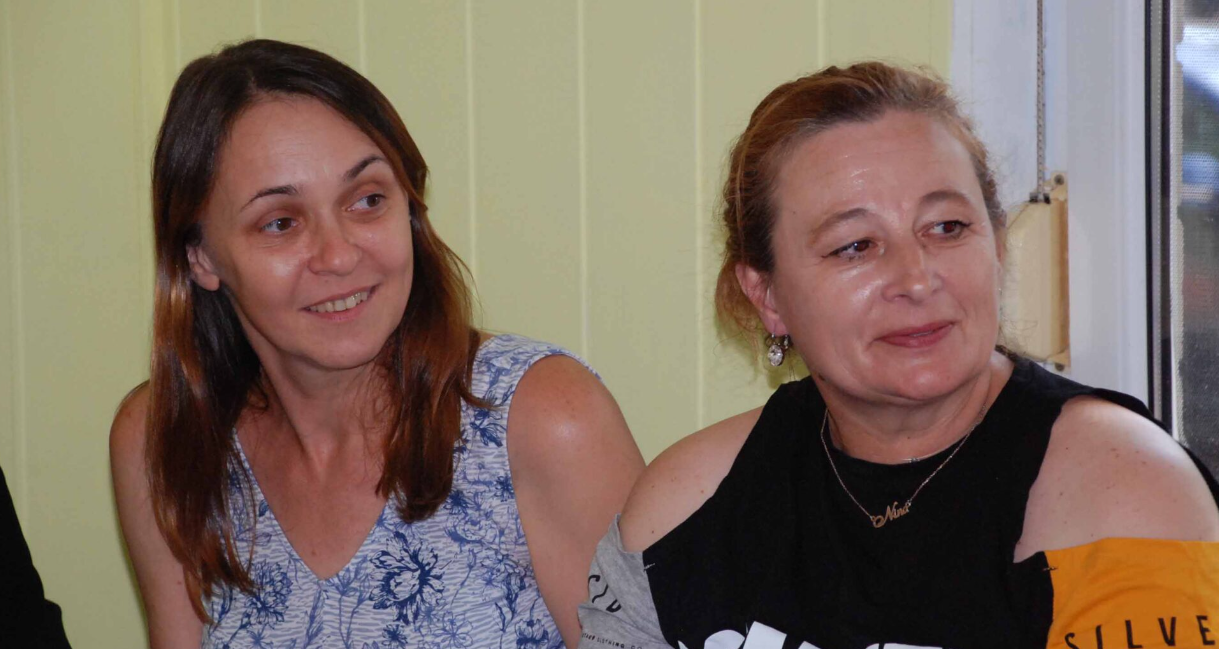 Оксана Кілафли (ліворуч) під час першого засідання мовного клубу