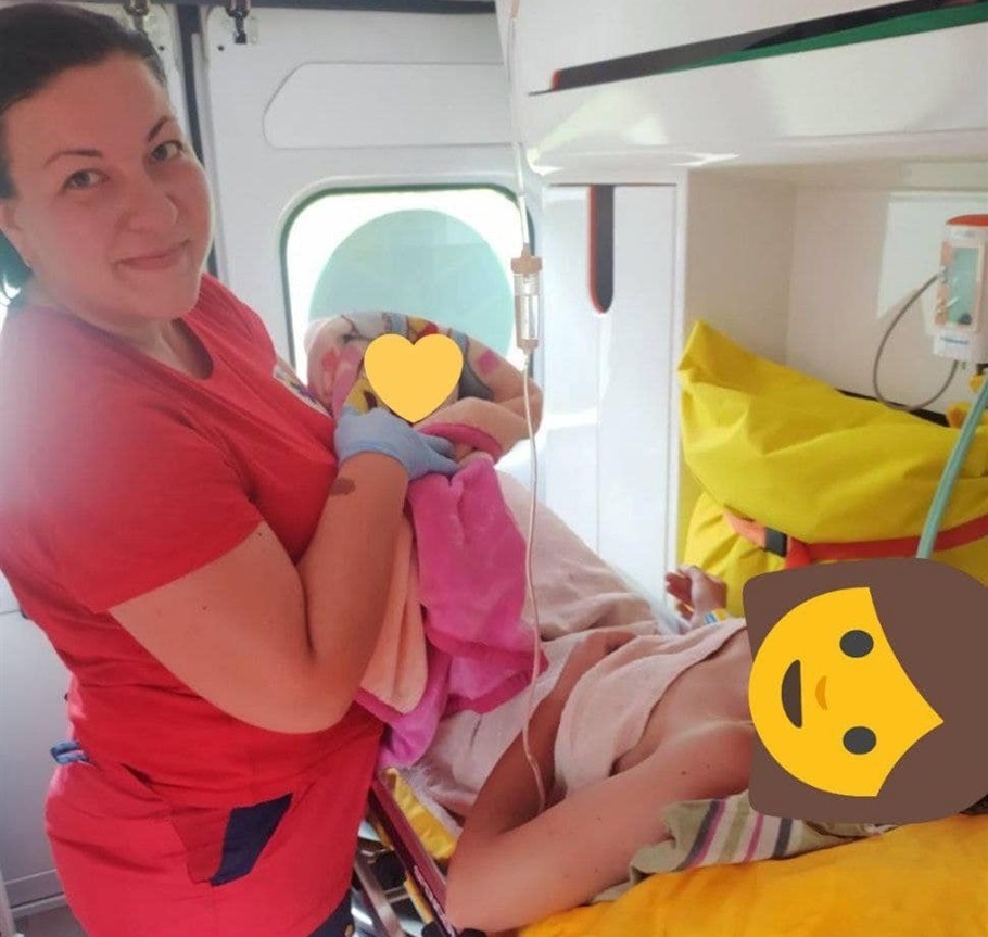 Врятвали немовля і мати, яка народила у полі