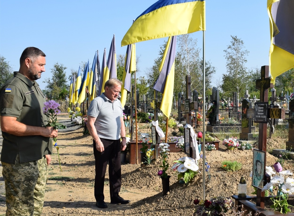На  Алеї Слави, де поховані загиблі Герої громади, вшановують їх памʼять