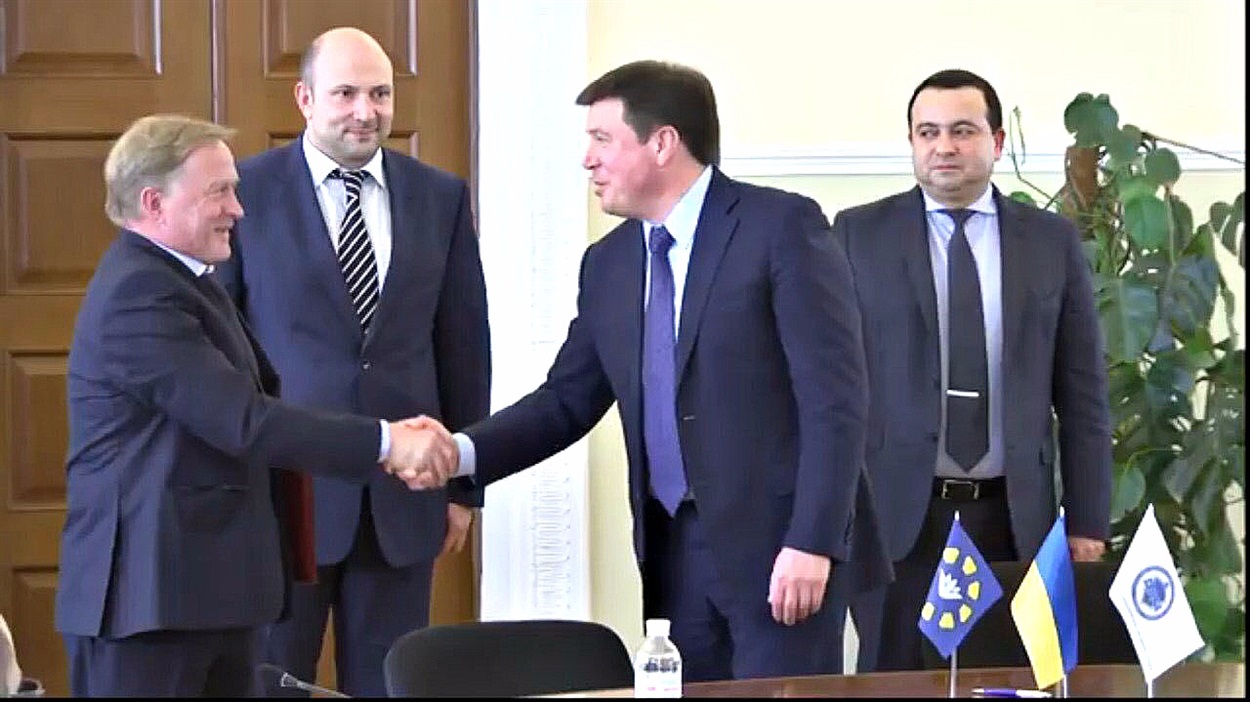 Біляївський міський голова Михайло Бухтіяров отримав акт прийому-передачі містобудівних повноважень в рамках децентралізації системи держархбудконтролю. Вітання - від Міністра регіонального розвитку, будівництва та ЖКГ України Геннадія Зубка