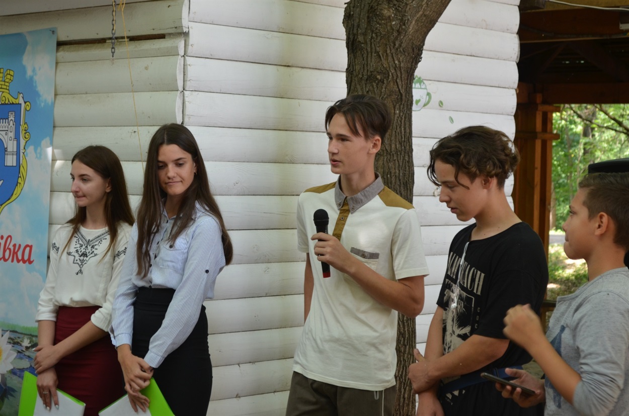Молодь та діти міста розповідають про проєкт скейт-парку, який вони підготували на Ярмарок ідей в громаді 