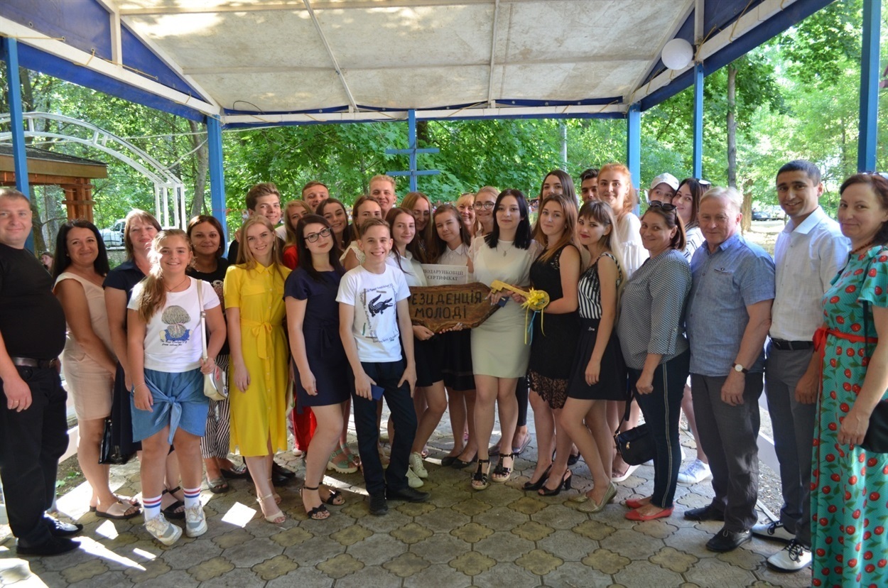 До речі, на літній період для молоді відкрили Молодіжну резиденцію - це приміщення з альтанками, wi-fi зоною та мінікухнею 