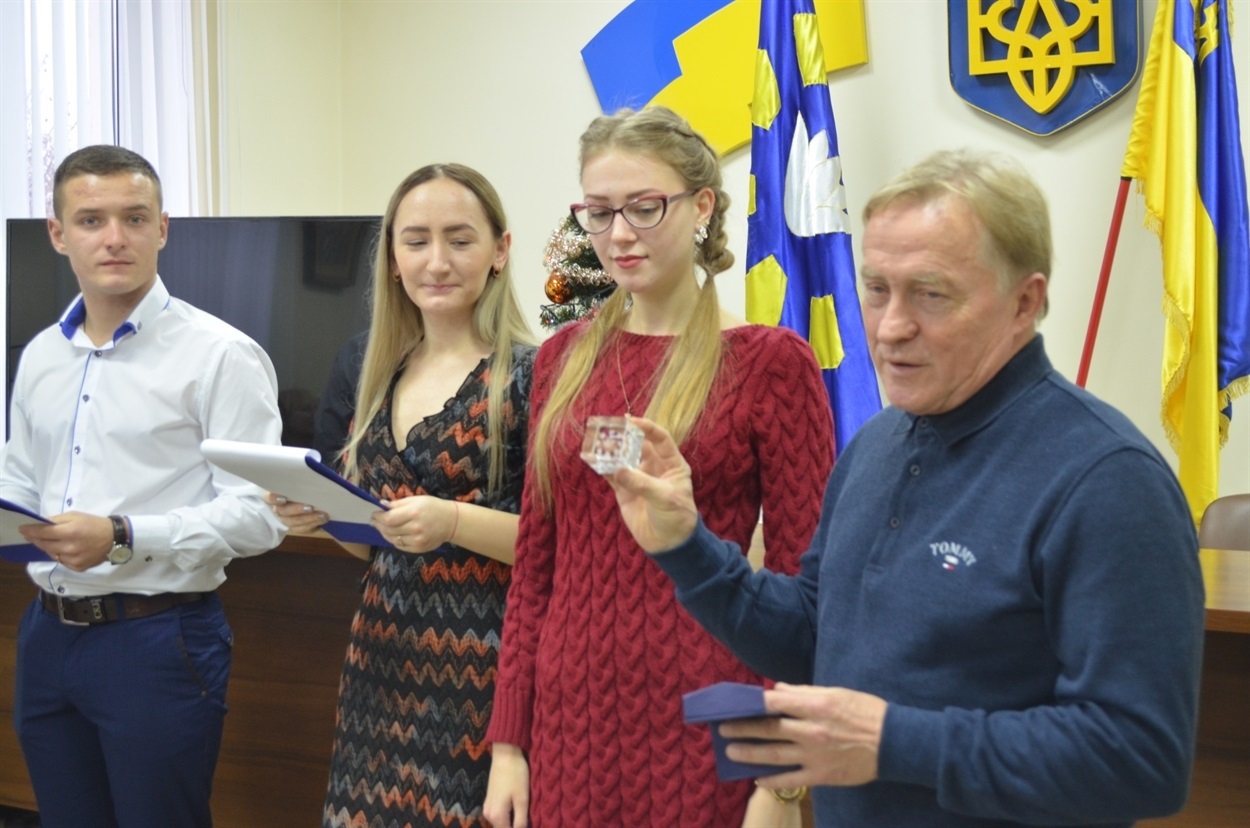 Юлія Капланян повернулася після відмінного навчання працювати у місто - вчителькою початкових класів 