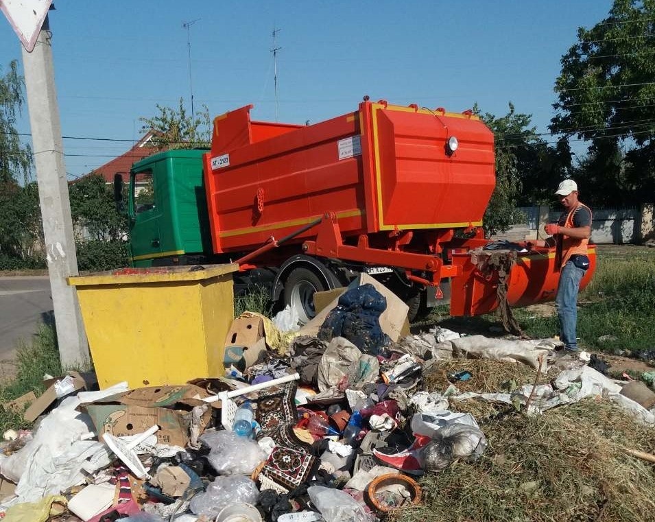 Фото від 26 серпня. Це не окраїна міста. А практично центр - на розі вулиць Московської і Горького. Хто зніс і розкидав це сміття?