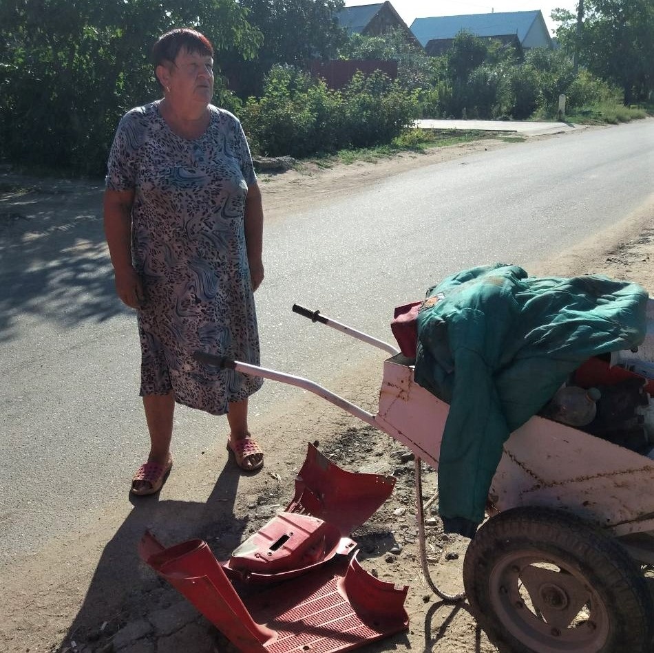 За словами комунальників, ця жінка проігнорувала їх зауваження і висипала дві тачки зі сміттям поруч з контейнером.
