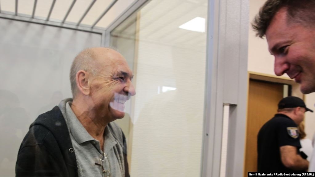 Бойовик угруповання «ДНР» Володимир Цемах (ліворуч) під час засідання Київського апеляційного суду, який звільнив його з-під арешту під особисте зобов'язання. Київ, 5 вересня 2019