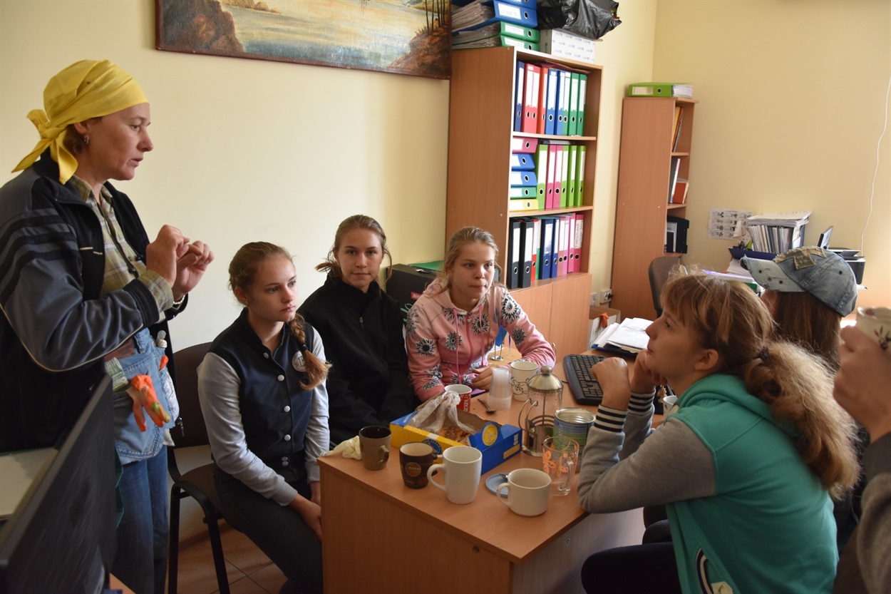 Майстрині на перерві зігріваються чаєм