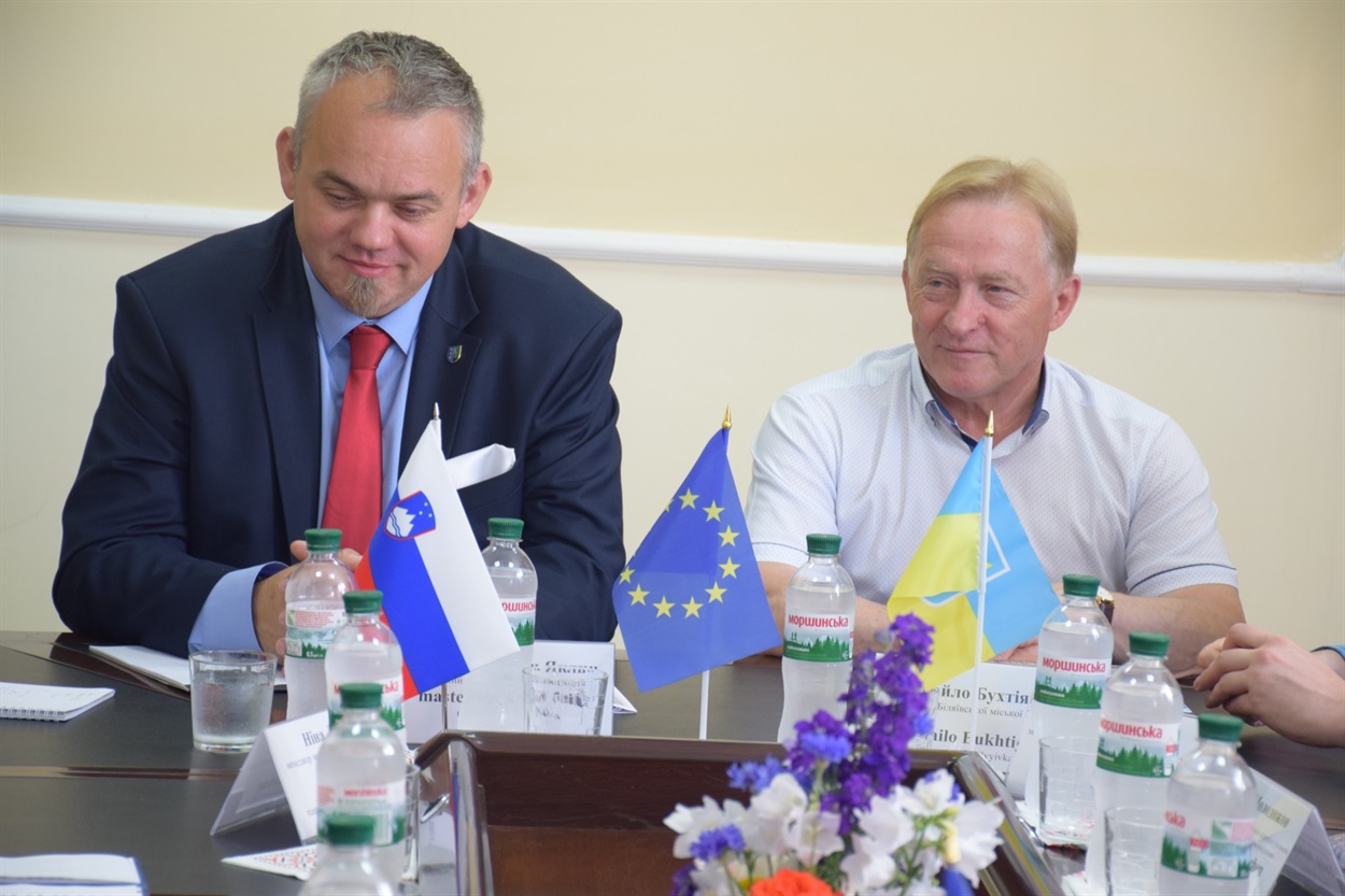  Міський голова міста Веліка Полана Даміян Яклин та міський голова Біляївки Михайло Бухтіяров під час підписання Угоди про співпрацю 
