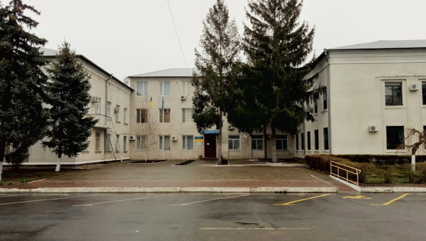 Три будівлі як символ старого адміністративно-територіального устрою: Біляївська райрада (ліворуч), Біляївська райдержадміністрація (праворуч). І посередині - Біляївська міська рада, яка до реформи була наділена тими ж функціями, що і сільські ради району 