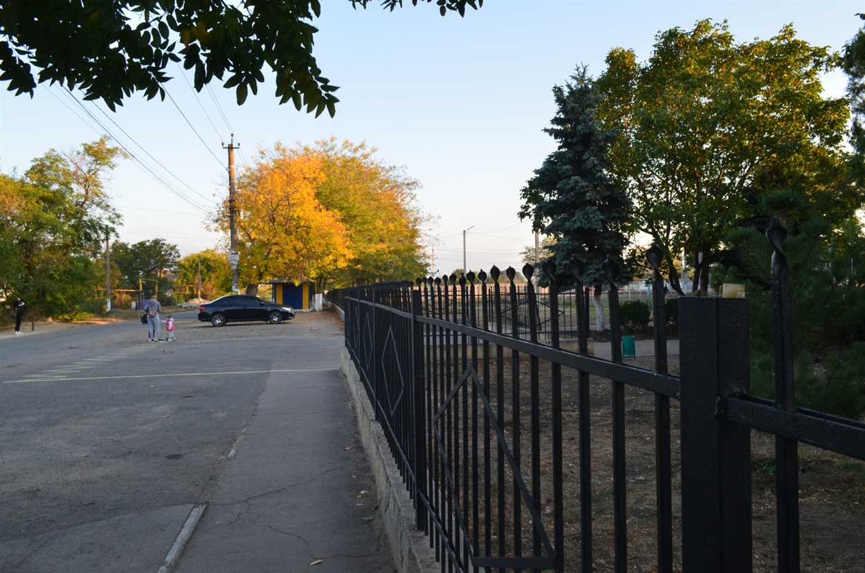Сельчанам не вистачає автобусних зупинок та знаків. Це територія поруч зі школою