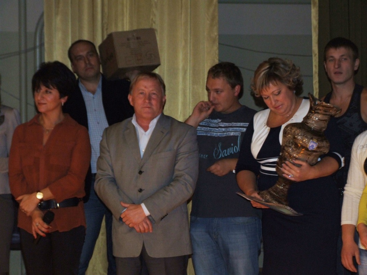Людина з коробкою - юрист Біляївської міської ради Сергій Римарчук (2013 рік), який займався організаційними питанням під час проведення міського КВК