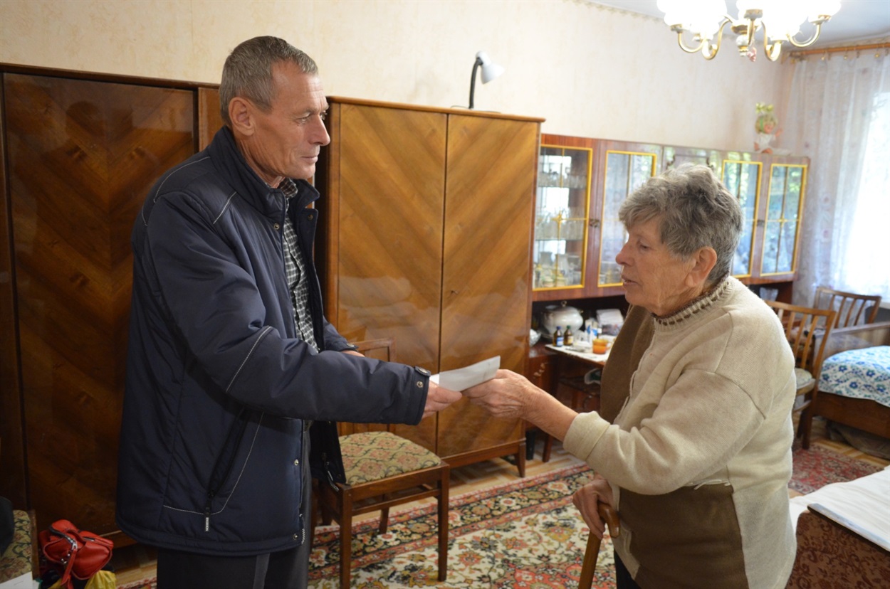 Щороку до Дня людей похилого віку одиноким пенсіонерам, людям з інвалідністю надають матеріальну допомогу