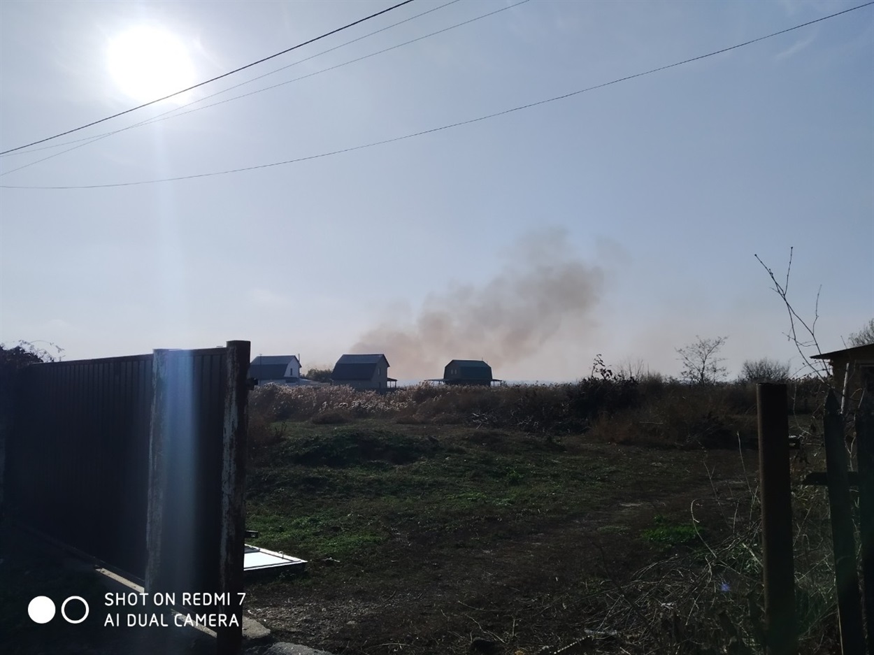 Після пожежі цілий день все тліє і йде дим 