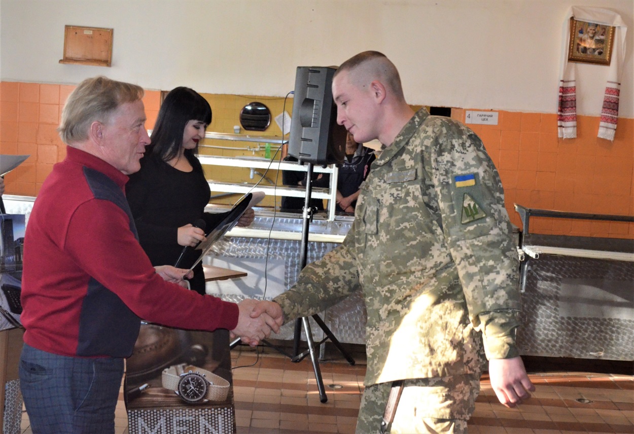 Подарунок отримує Андрій Яковенко