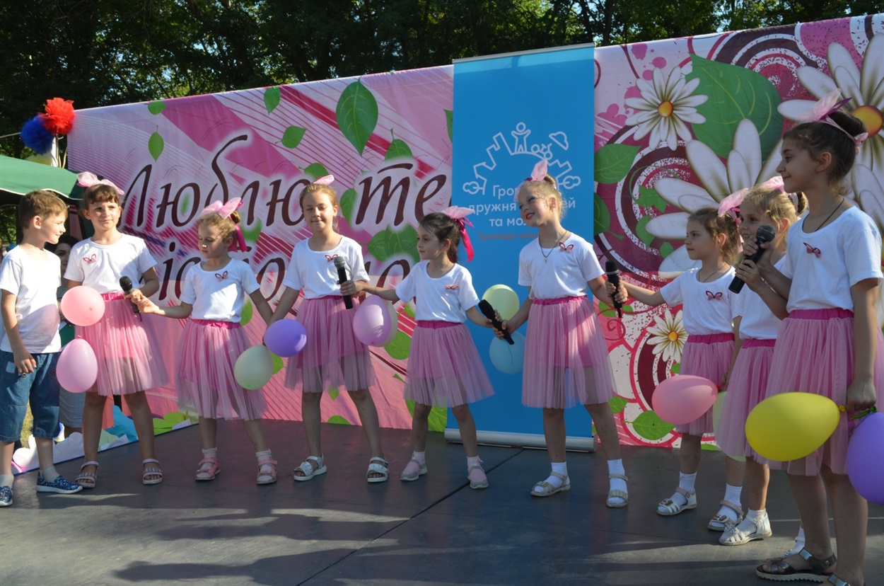 Вокальний гурток Біляївського БДЮТ під час свята Родина Фест.