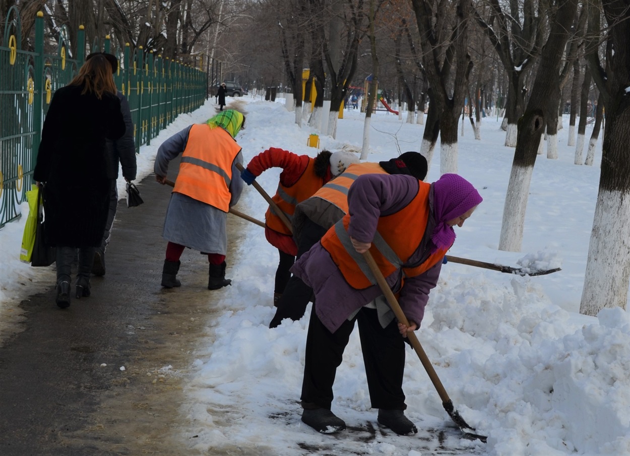 Окрім холоду, дівчатам-двірникам взимку інколи доводиться ще й справлятися зі снігом. 