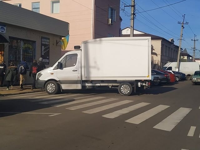 Ці фото надіслали нам читачі. Машини знову закривають пішохідні переходи біля школи