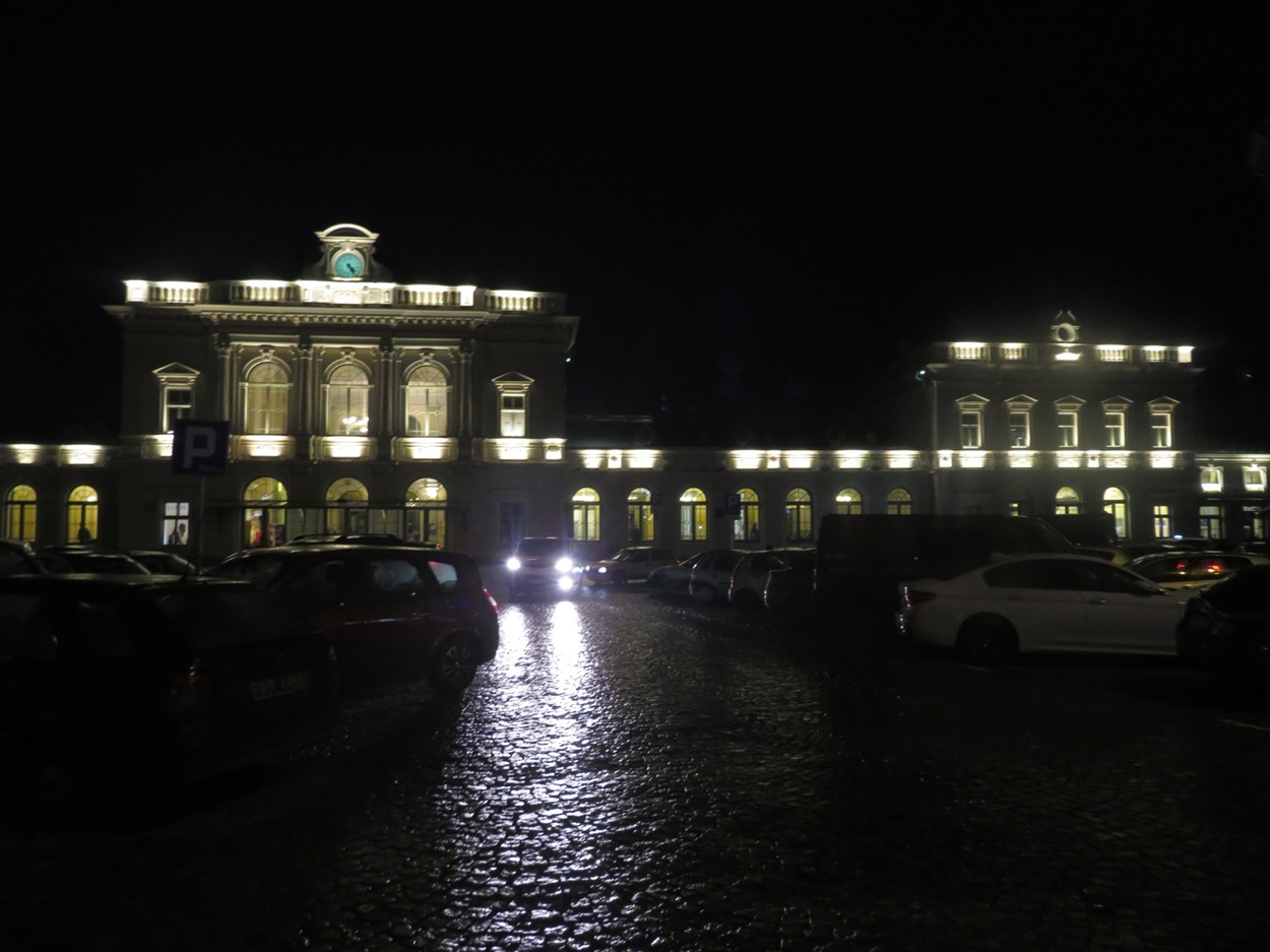 Так виглядає залізничий вокзал вночі 