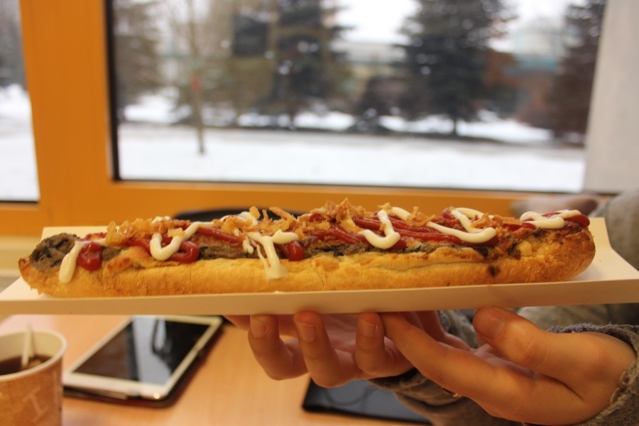 Зазвичай цей бутерброд ділять на двох