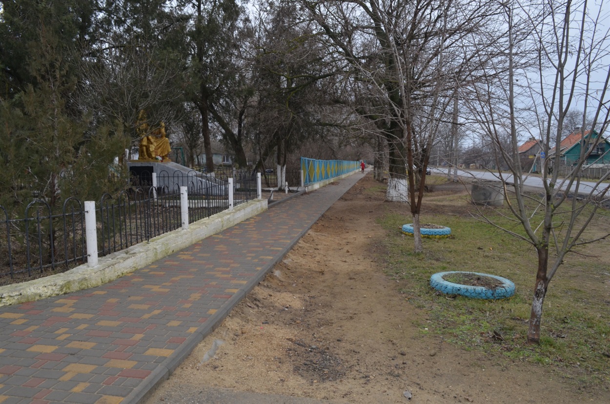 Це центральна вулиця. Тут щодня вранці проходить двірник і прибирає сміття. 