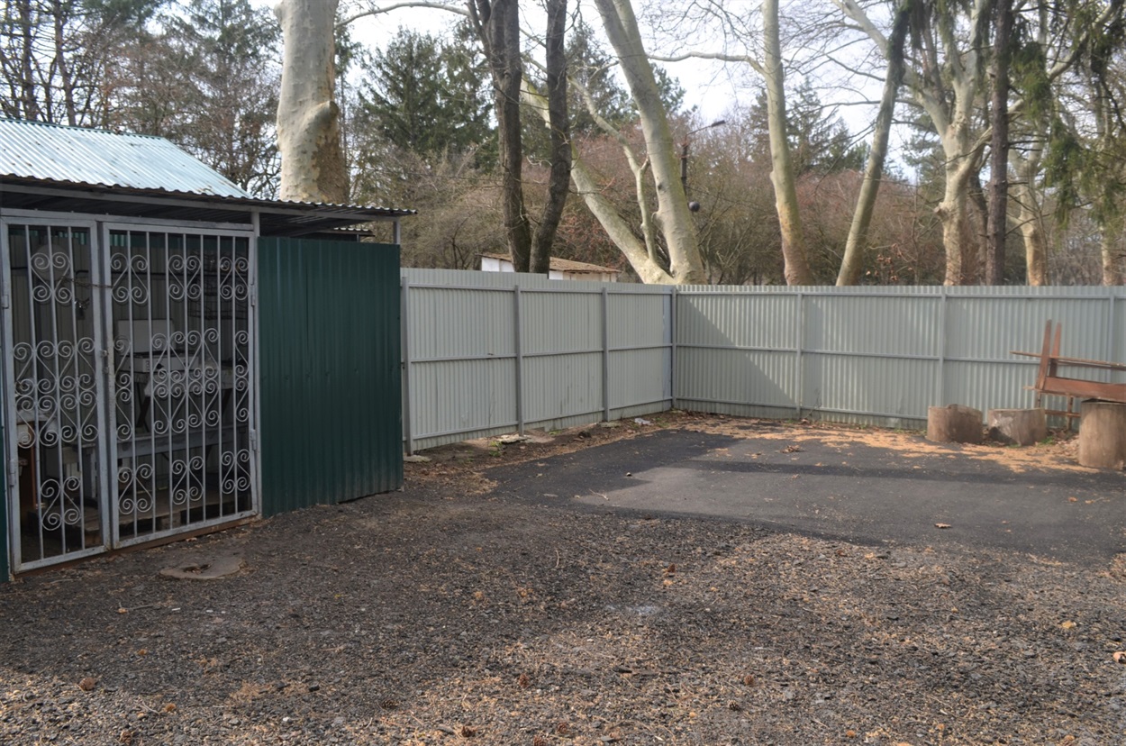 Тут ставлять столи, стільчики і люди відпочивають. 