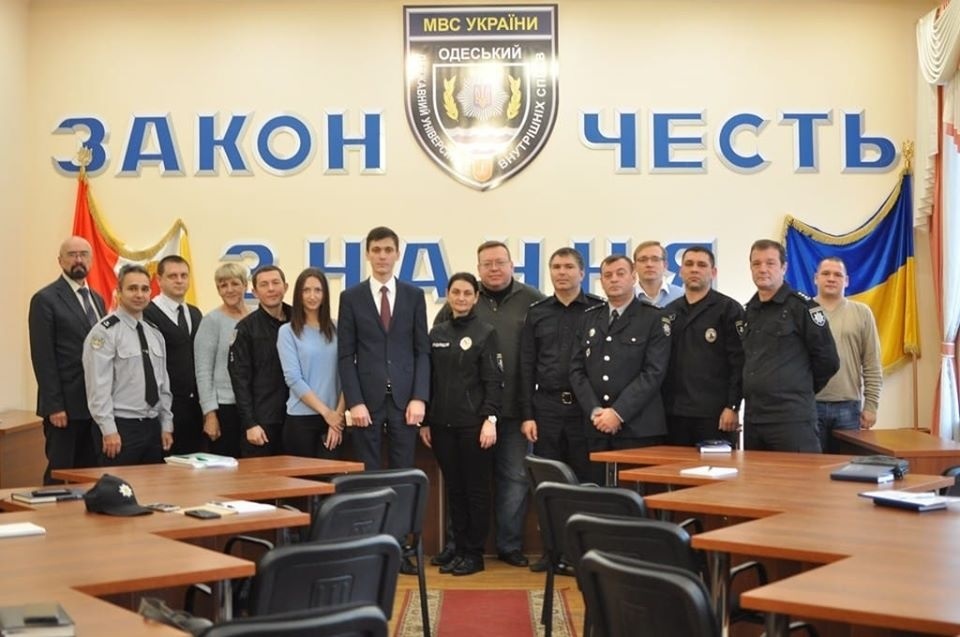 Викладачі Одеського державного університету внутрішніх справ, у центрі - пані майор поліції, доцентка кафедри криміналістики та психології, кандидатка юридичних наук, біляївчанка Олена Проценко 