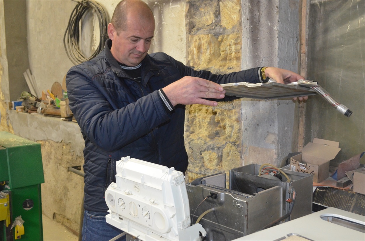 В'ячеслав Булат відновив машинку, завдяки якій підприємство зробило огорожу з ліліями у центрі Біляївки