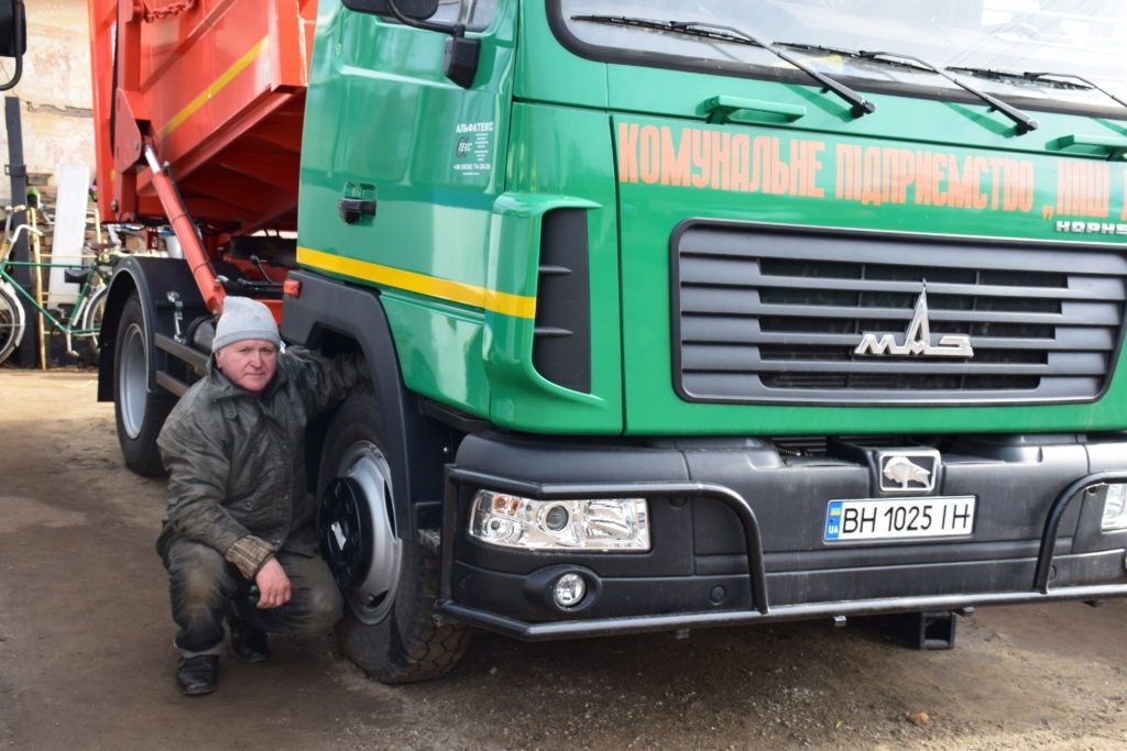 Всі нові машини тут маркують спеціальним написом. Це вимога міської ради, щоб мешканці могли також спостерігати, який стан техніки 