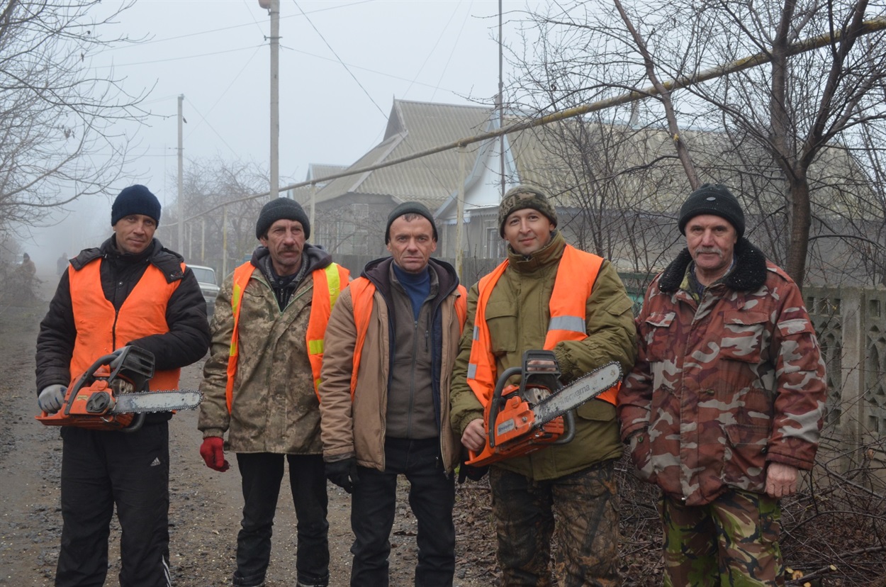 Ці хлопці влітку викошують узбіччя доріг, а в в інші пори року працюють бензопилами, щоб міськими дорогами хздити було безпечно  