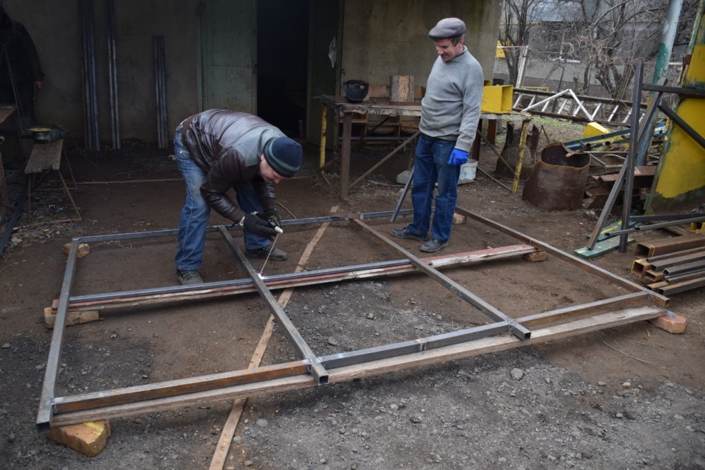 Антивандальні та своїми руками: так створюють автобусні зупинки для Біляївки комунальники 