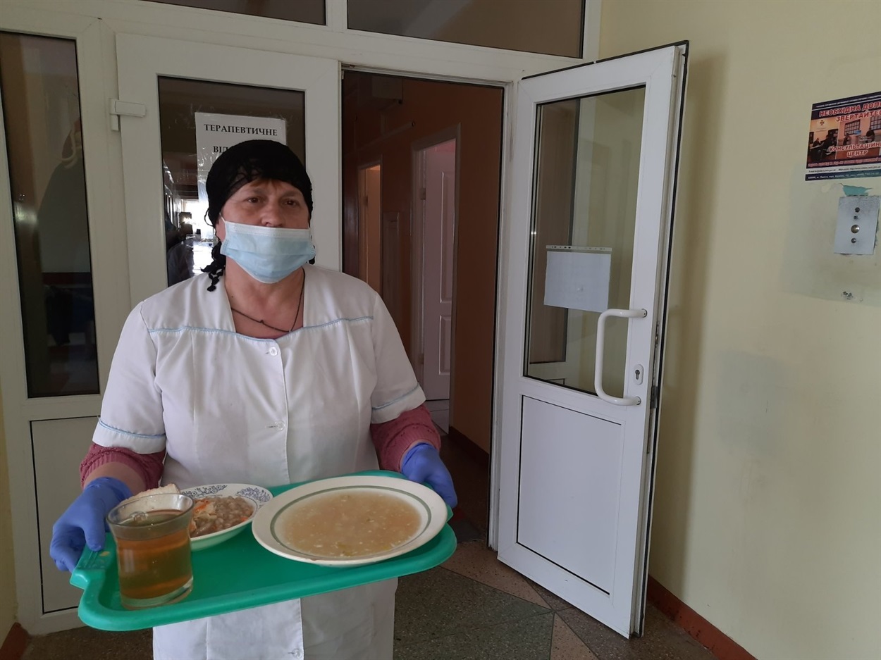 Кава у ліжко, жартують нянечки, як розносять лікарняну їжу до палат