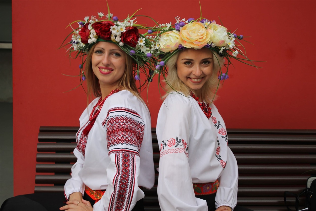 Олена Туряк - ліворуч