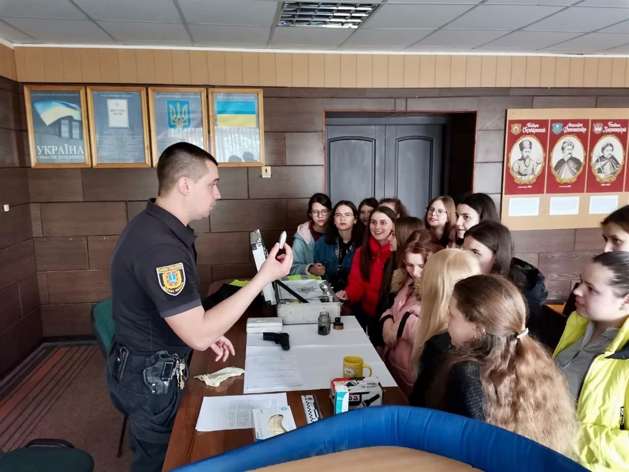 Ігор Довженко знайомить школярів з професією криміналіста