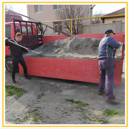 Власним коштом, використавши три тонни відсіву щебеню, працівники готелю облаштували узбіччя дороги у селищі