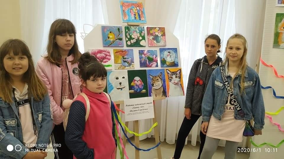 Учасниці гуртка Sunny Art під час виставки у міську БК. е їх роботи на фото