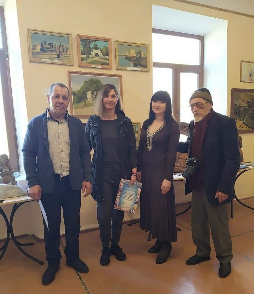 Оксана Сергієнко - друга зліва на виставці, де були представлені її роботи. Поруч Олександр Коваленко, Людмила Шумлянська, Валерій Сиров 