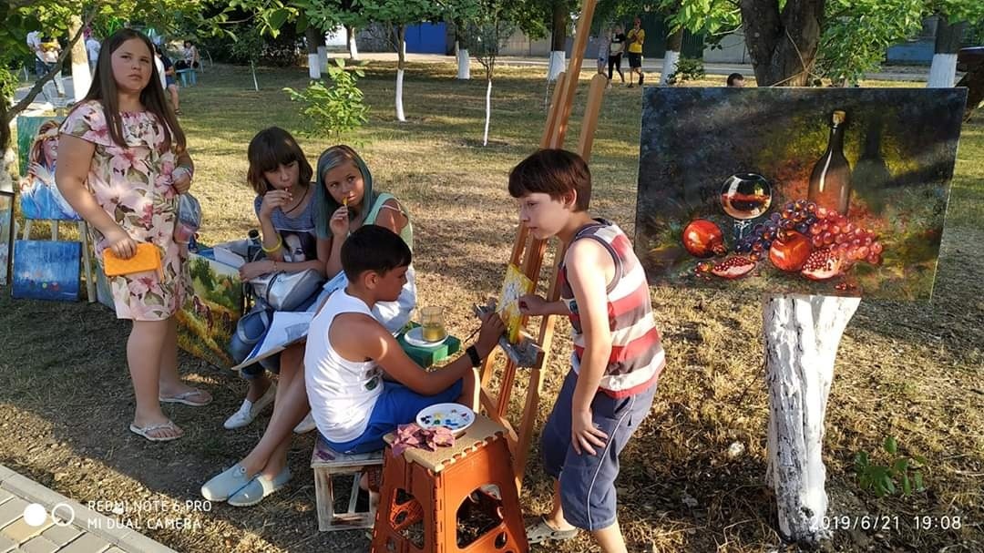 Безкоштовний майстер-клас від учасникіів художнього гуртка під час міських свят 