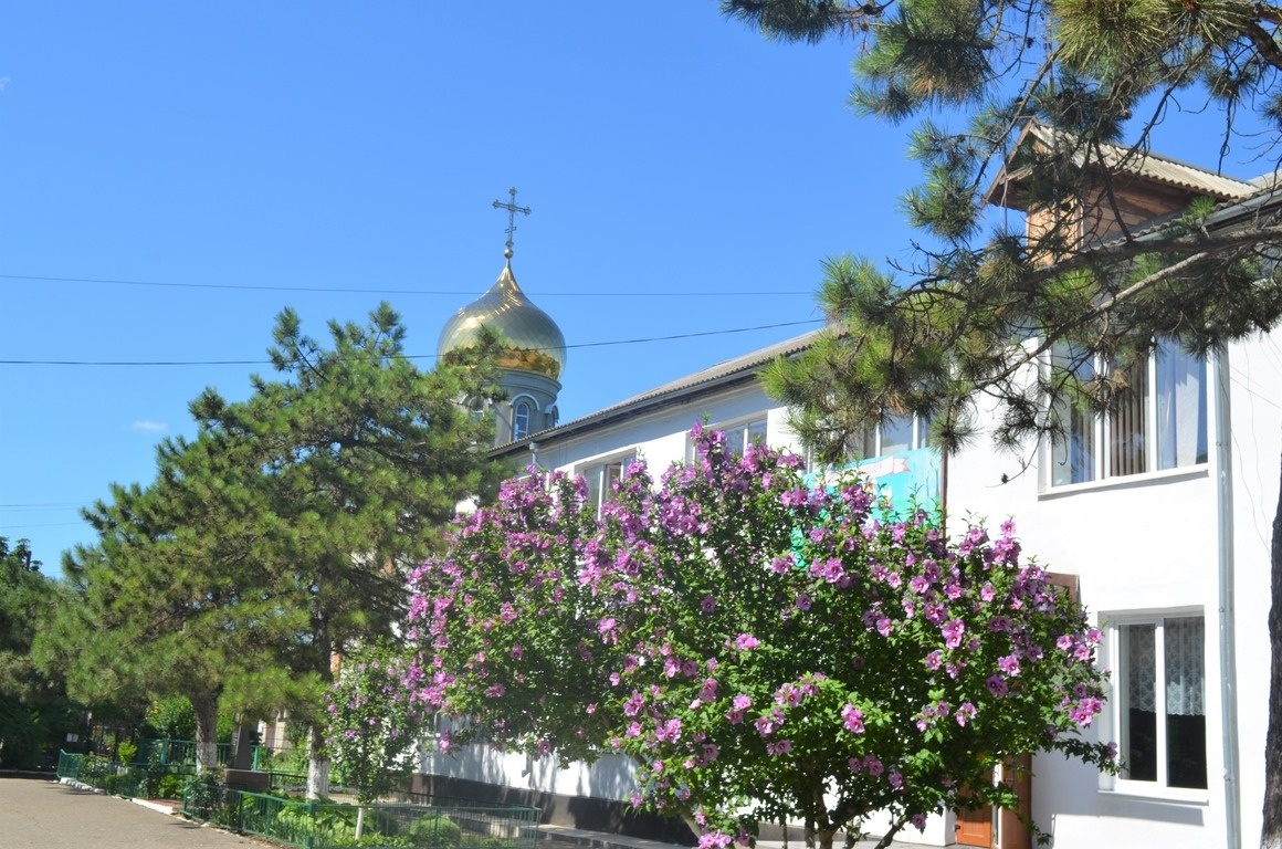 Школа села Мирного - у cамому центрі села 