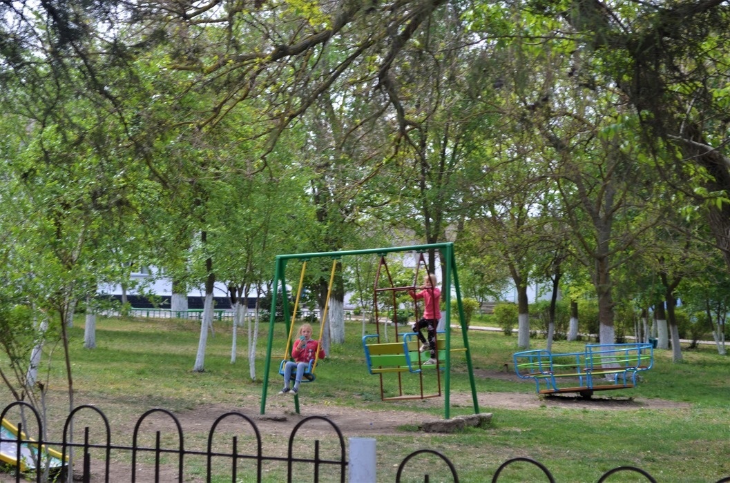 У гойдалок погано зафіксована і перекошена основа, карусель теж несправна