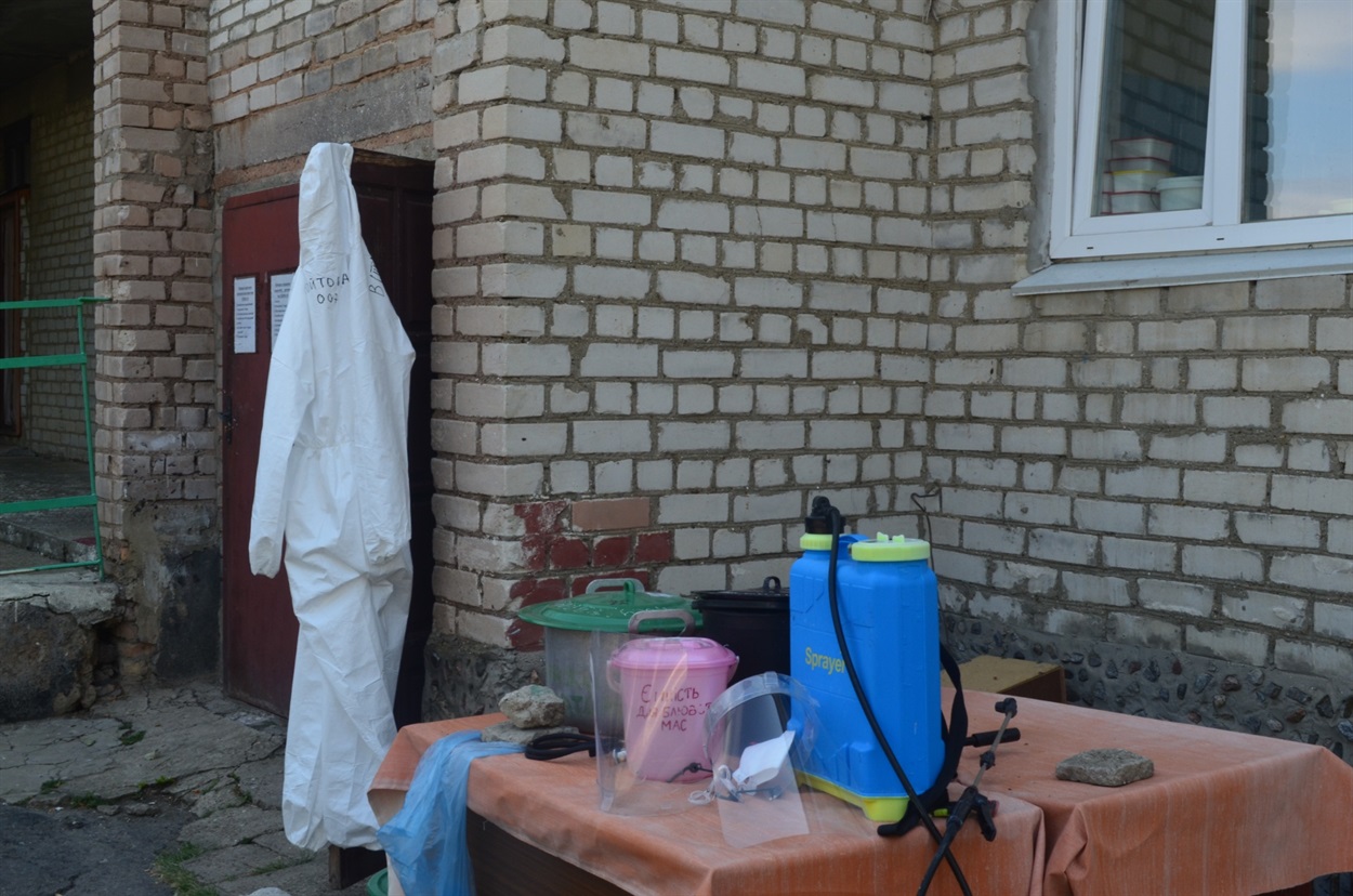 Місце для перевдягання персоналу, який працює з людьми, які ймовірно інфіковані COVID-19