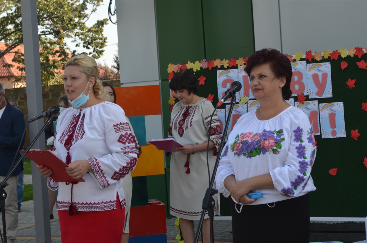 Т.в.о.директорки Наталія Клименко та екс-директорка школи Алла Гутовська 