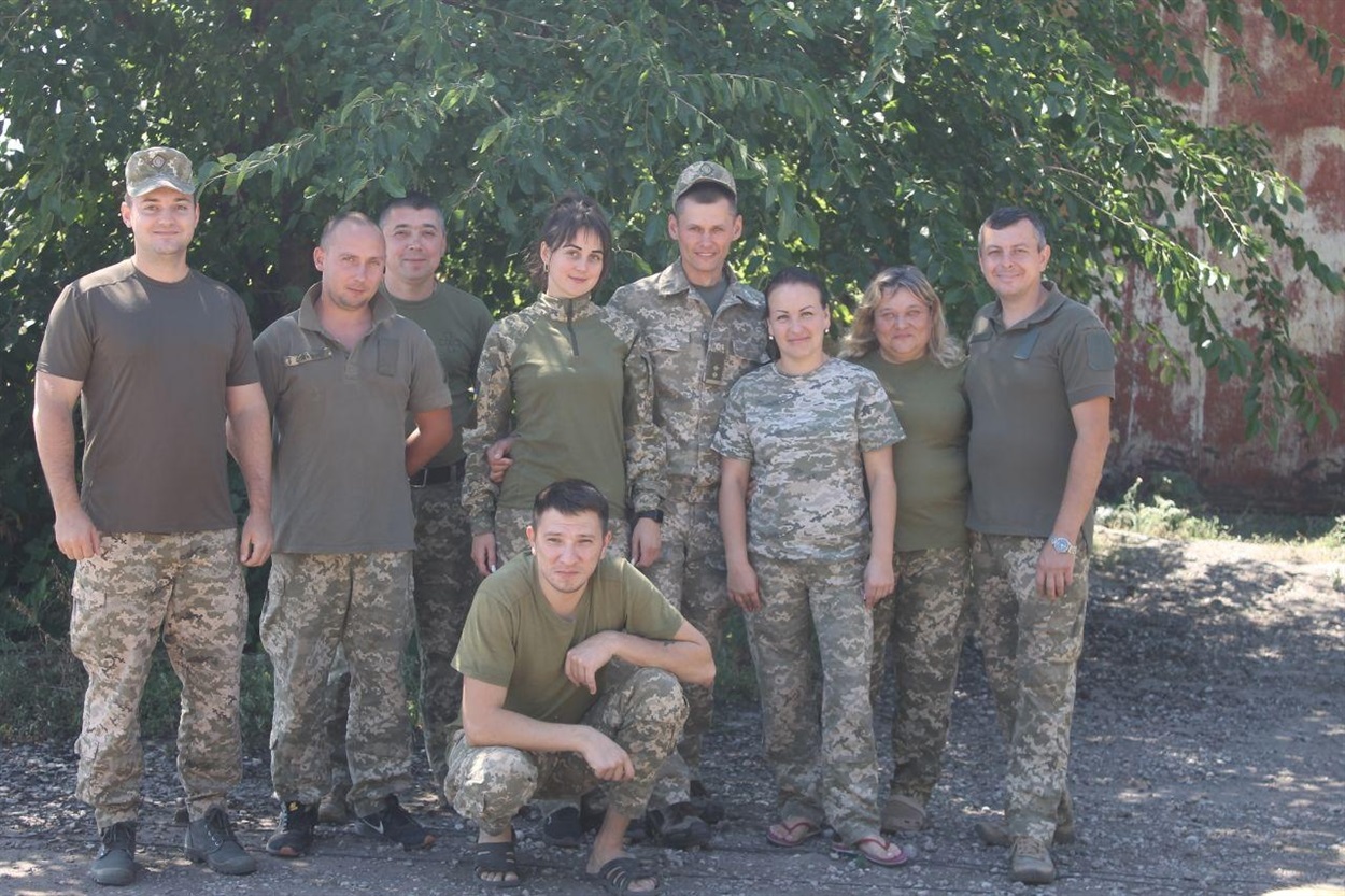 Оксана третя праворуч