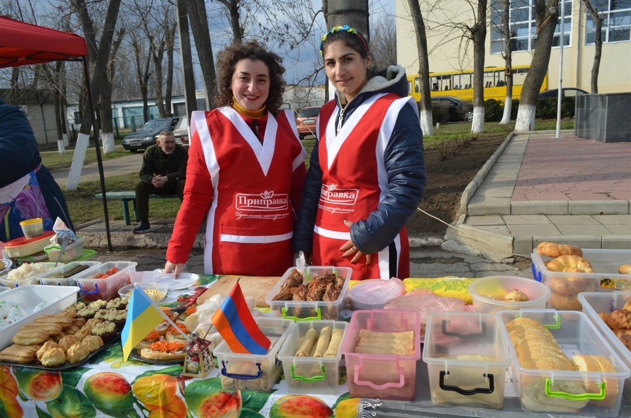 Український та вірменський прапорці у біляївчанок Гаяне та Асмік на міській ярмарці - це символ поєднання двох культур, які є однаково важливими для них 